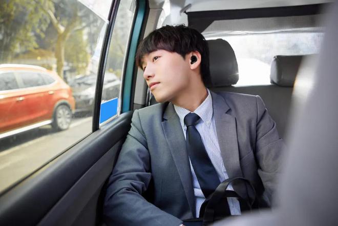 中的私密时光：降噪耳机的真正救星j9九游真人游戏第一品牌喧嚣都市(图6)
