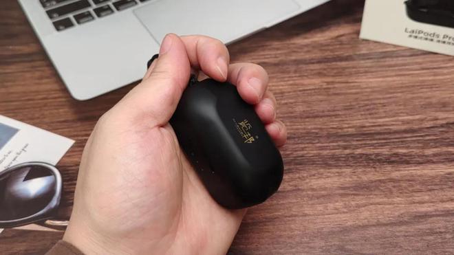 中的私密时光：降噪耳机的真正救星j9九游真人游戏第一品牌喧嚣都市(图9)